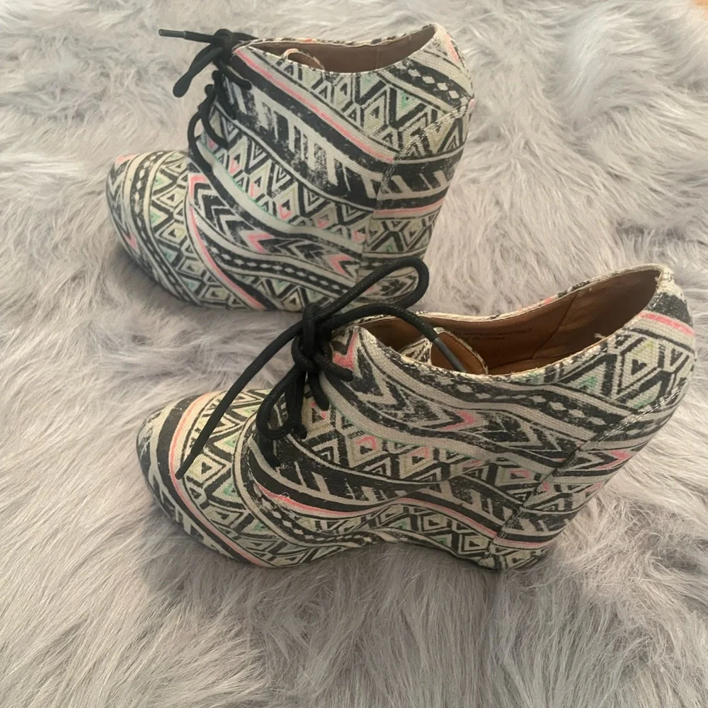 Shi Distressed wedges - Picture 3 of 3